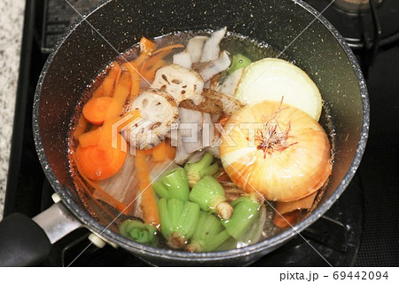 捨てちゃう野菜くずが美味しいスープに変身「ベジブロス」 捨てちゃう野菜くずが美味しいスープに変身「ベジブロス」 69442094