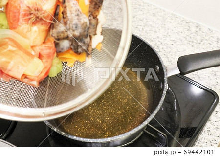 捨てちゃう野菜くずが美味しいスープに変身「ベジブロス」 捨てちゃう野菜くずが美味しいスープに変身「ベジブロス」 69442101