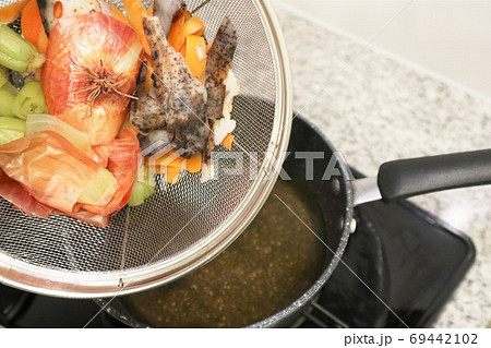 捨てちゃう野菜くずが美味しいスープに変身「ベジブロス」 69442102