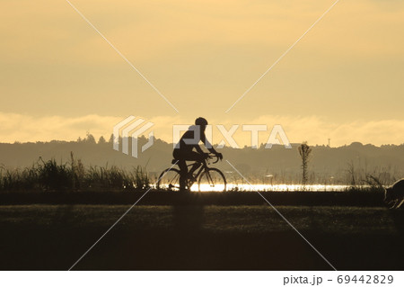 早朝のつくば霞ヶ浦りんりんロードを走るサイクリスト 69442829
