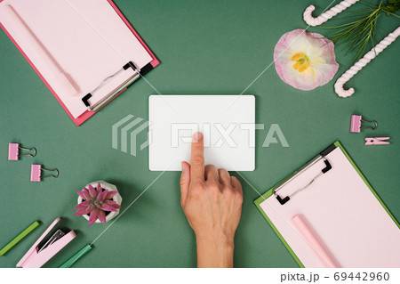 Team table mockup with hand pointing on white card Team table mockup with hand pointing on white card 69442960