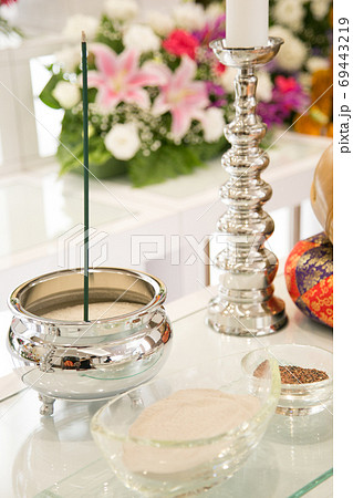 明るい雰囲気のお葬式のイメージ素材　線香の画像 69443219