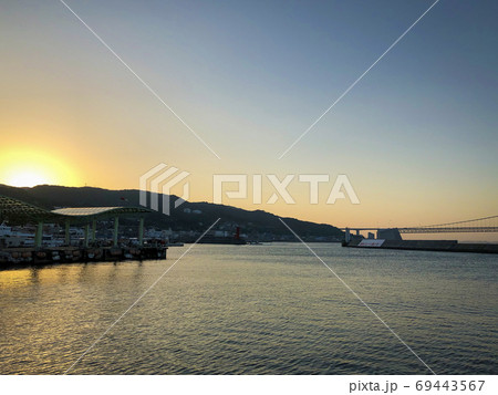 夕方の岩屋漁港 69443567