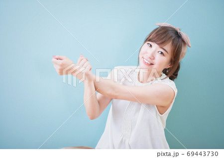 肩のストレッチをする女性 肩のストレッチをする女性 69443730