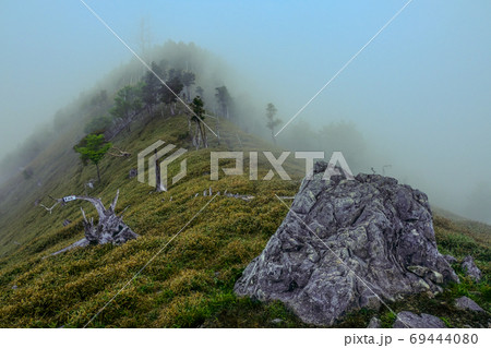 大台ヶ原の夜明け（奈良県吉野郡上北山村） 69444080