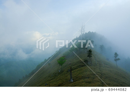 大台ヶ原の夜明け(奈良県吉野郡上北山村) 大台ヶ原の夜明け(奈良県吉野郡上北山村) 69444082