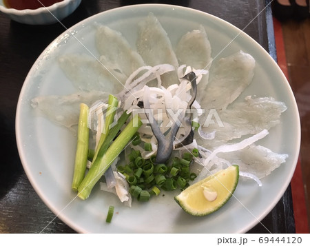 白い皿に乗ったてっさ 69444120