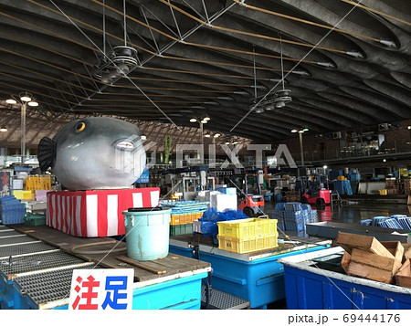 市場とフグの置物 69444176
