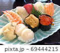 青い皿の上に乗っている寿司 69444215