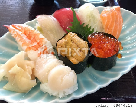 青い皿の上に乗っている寿司 69444215
