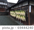 日本家屋と大根がぶら下がっている風景 69444240
