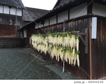 日本家屋と大根がぶら下がっている風景 69444240