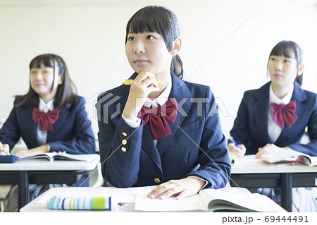 勉強する女子高生 勉強する女子高生 69444491