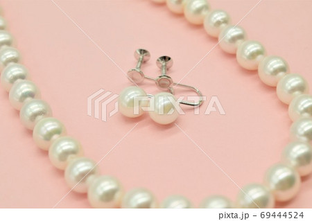 真珠のネックレスとイヤリング 真珠のネックレスとイヤリング 69444524