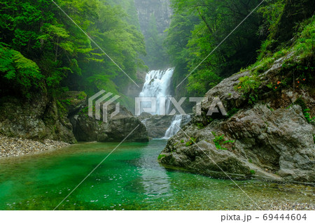 雨の前鬼川（奈良県吉野郡下北山村） 69444604