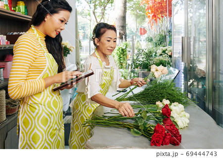 Women working in flower shop 69444743