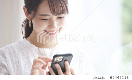スマートフォンを操作している若い女性 69445118