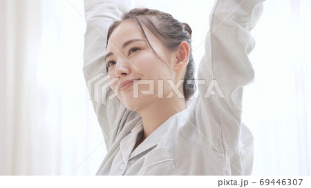 パジャマ姿の若い女性 寝起き パジャマ姿の若い女性 寝起き 69446307