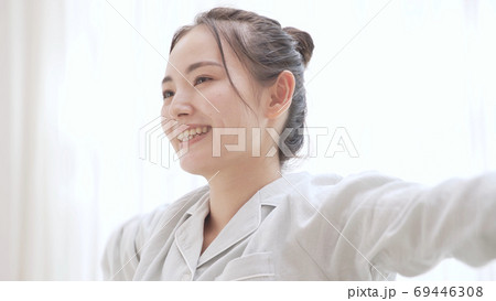 パジャマ姿の若い女性 寝起き パジャマ姿の若い女性 寝起き 69446308