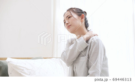 パジャマ姿の若い女性 疲労 パジャマ姿の若い女性 疲労 69446313