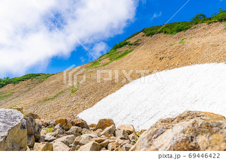 登山風景　唐松岳の雪渓　【長野県】 69446422