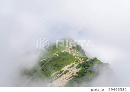 山岳風景　霧に包まれる唐松岳の稜線　【長野県】 69446582