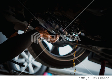 Car mechanic drain automatic transmission fluid 69446822
