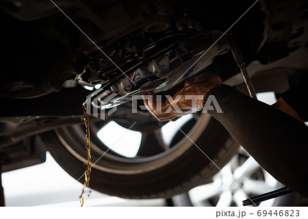 Car mechanic drain automatic transmission fluid 69446823