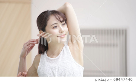 ヨガをする若い女性　ツーショット 69447440