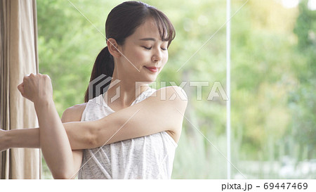 ストレッチをする若い女性 ストレッチをする若い女性 69447469