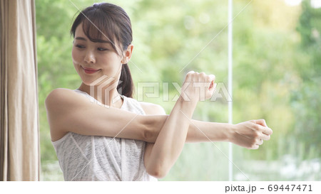 ストレッチをする若い女性 69447471