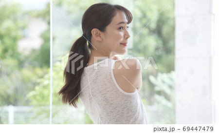 ストレッチをする若い女性 69447479
