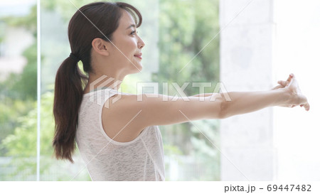 ストレッチをする若い女性 ストレッチをする若い女性 69447482
