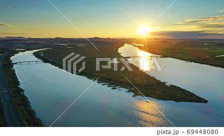 日の出 景色 川 69448080