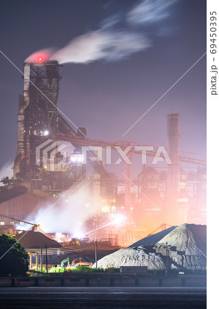 《愛知県》名港の工場夜景・金城ふ頭のながめ 69450395