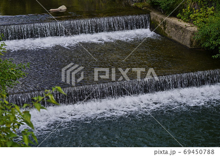 小さな滝の風景写真 69450788
