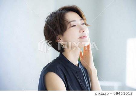 ビューティーイメージ　30代女性 69451012