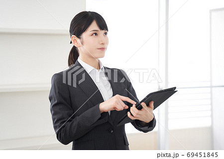 家のチェックをする日本人女性不動産鑑定士 家のチェックをする日本人女性不動産鑑定士 69451845