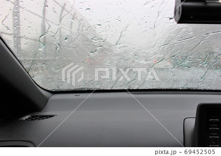 車の窓から見た突然の豪雨 69452505