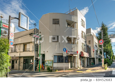 油面地蔵通りと警視庁目黒警察署油面交番の写真素材