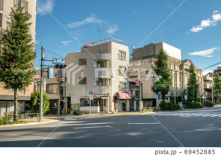 油面地蔵通りと警視庁目黒警察署油面交番の写真素材