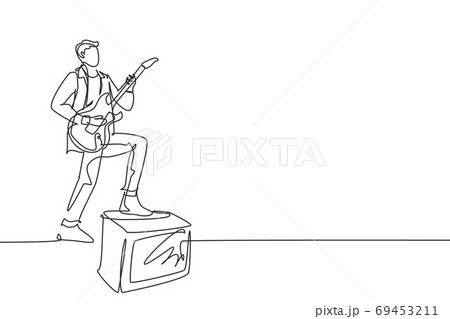 Single continuous line drawing of young happy male guitarist playing electric guitar while step on sound amplifier Single continuous line drawing of young happy male guitarist playing electric guitar while step on sound amplifier 69453211