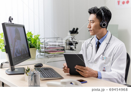 Telemedicine concept online 69454968