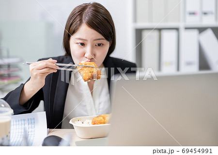 woman eat lunch and work 69454991