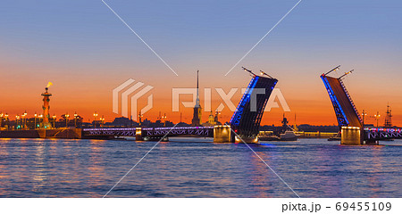 Neva river and open Palace (Dvortsovy) Bridge - Saint-Petersburg 69455109