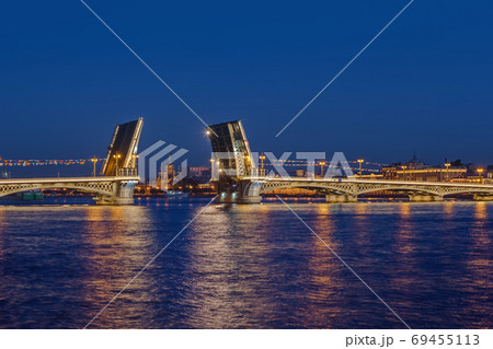 Neva river and open Blagoveshchensky Bridge - Saint-Petersburg R 69455113