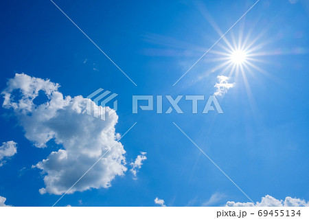写真素材 真夏の青空と太陽 背景素材 8月 コピースペース の写真素材