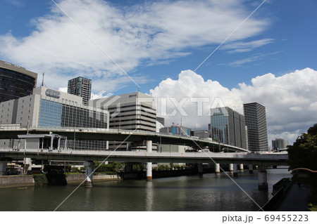 大阪中之島の美しい空・川・雲・高速道路の景色 大阪中之島の美しい空・川・雲・高速道路の景色 69455223