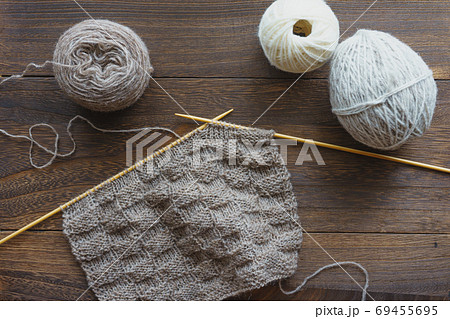 毛糸玉と編みかけのマフラーのテーブルフォト 毛糸玉と編みかけのマフラーのテーブルフォト 69455695