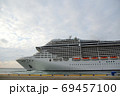 酒田港に寄港したMSCスプレンディダ 69457100